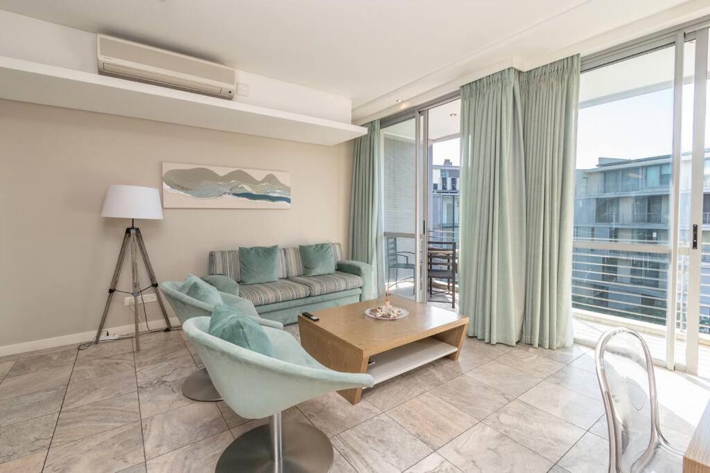 Canal-side Serenity Apartment *