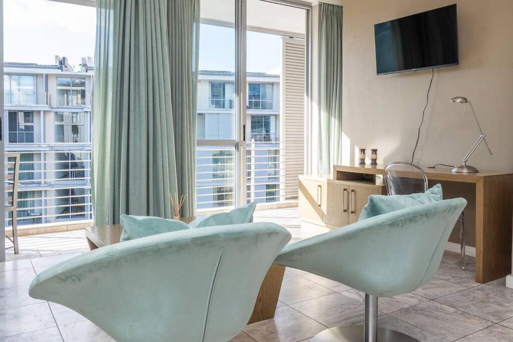 Canal-side Serenity Apartment *